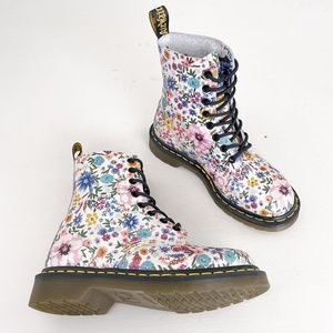 Dr. Martens 1460 Pascal Wanderlust boot in white US10 (fits 9.5)